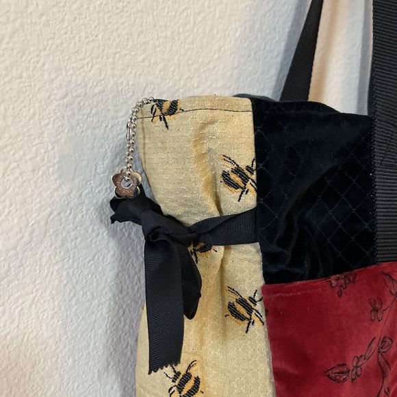 NORDIC HOUSE Designs USA Made Large Zip Tote Bag Red Black Bumblebees Floral - Picture 4 of 10